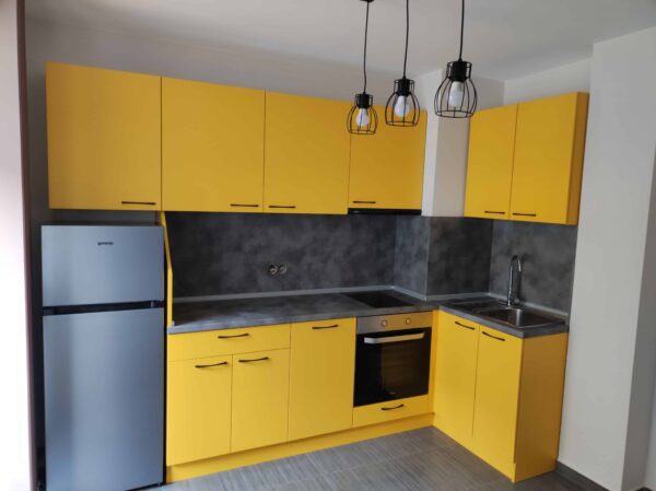 Кухня в жълто и сиво