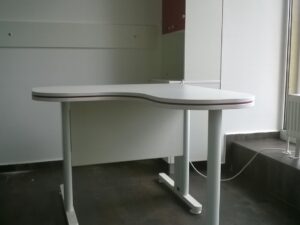 Ъглово бюро с метални крака