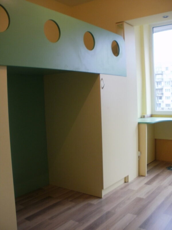 Детска стая по поръчка в бежаво и зелено