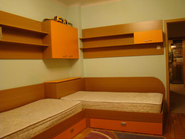 Детска стая по поръчка с две легла и две бюра
