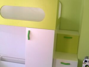 Детска стая по поръчка с двуетажно легло от ПДЧ в бяло и зелено