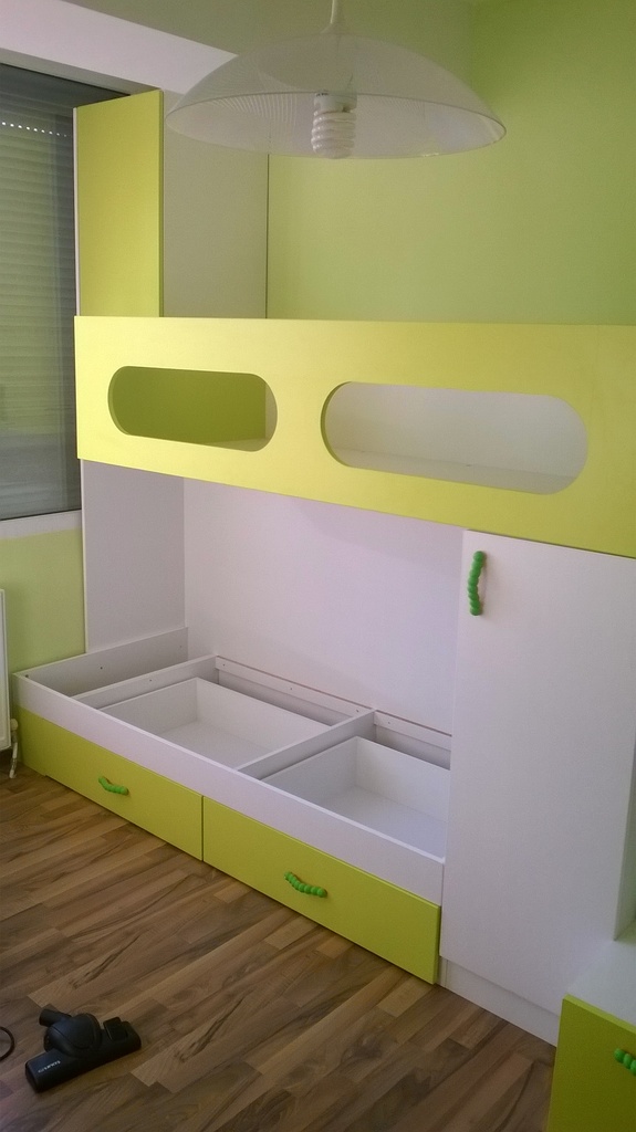 Детска стая по поръчка с двуетажно легло от ПДЧ в бяло и зелено
