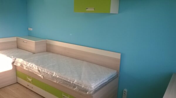 Детска стая по поръчка с легло, бюро и трикрилен гардероб