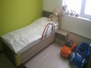 Детска стая по поръчка с единично легло и трикрилен гардероб