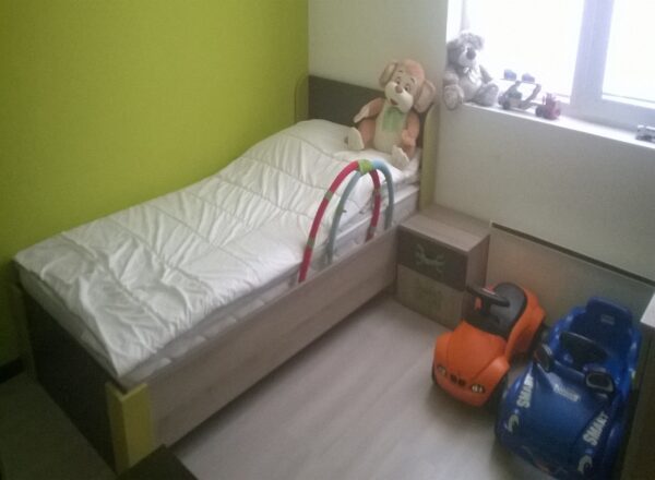 Детска стая по поръчка с единично легло и трикрилен гардероб