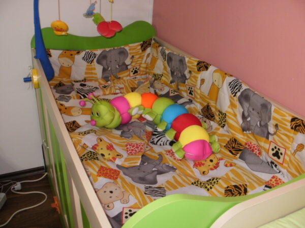 Детска стая по поръчка за бебе в зелено и бежаво
