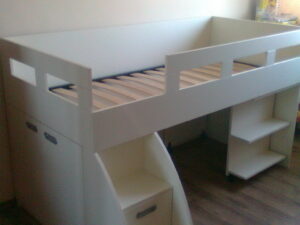 Детска стая по поръчка с бюро вградено в леглото
