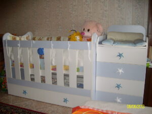 Детска стая по поръчка за бебе в бяло и синьо