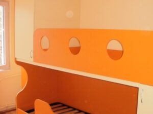 Детска стая по поръчка в цвят крем и оранжево