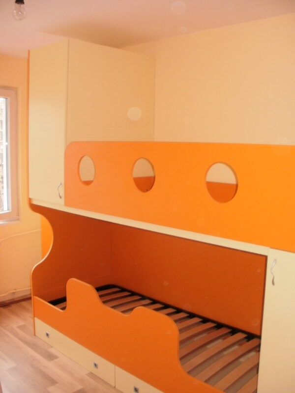 Детска стая по поръчка в цвят крем и оранжево