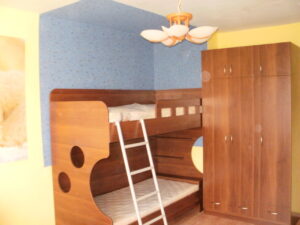Детска стая по поръчка с двуетажно легло и библиотека
