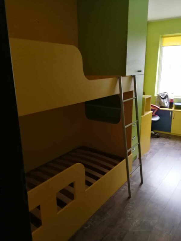 Двуетажно детско легло в зелено и жълто