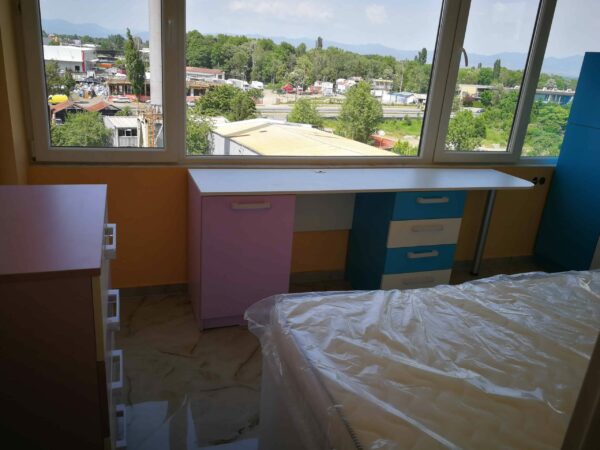 Детска стая по поръчка с тапицирано двуетажно легло