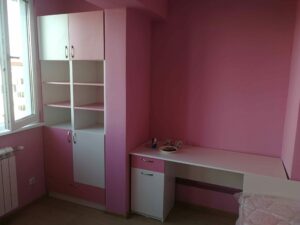Детска стая по поръчка в бяло и розово