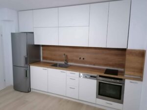 Кухня в бяло и дървесно