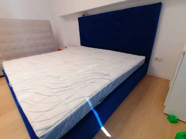 Тапицирана спалня в синя дамаска