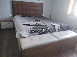 Тапицирана спалня с ракла за сядане